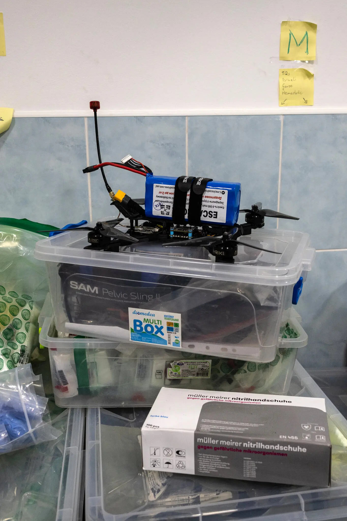 Дрони використовуються для скидання антибіотиків військам, які опинилися на передовій.